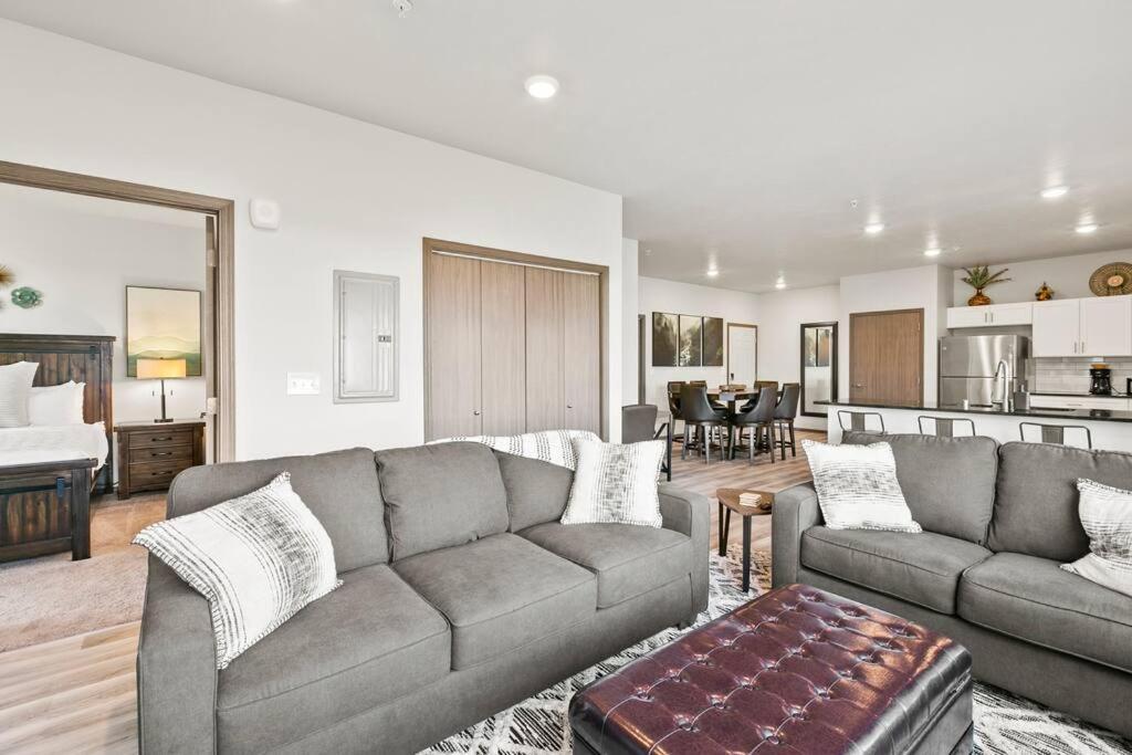 Spacious New 2 Bed 2 Bath Apt By Downtown سبوكين المظهر الخارجي الصورة