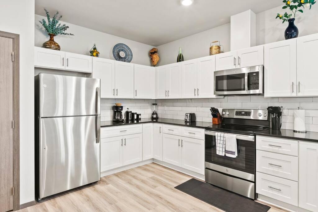 Spacious New 2 Bed 2 Bath Apt By Downtown سبوكين المظهر الخارجي الصورة