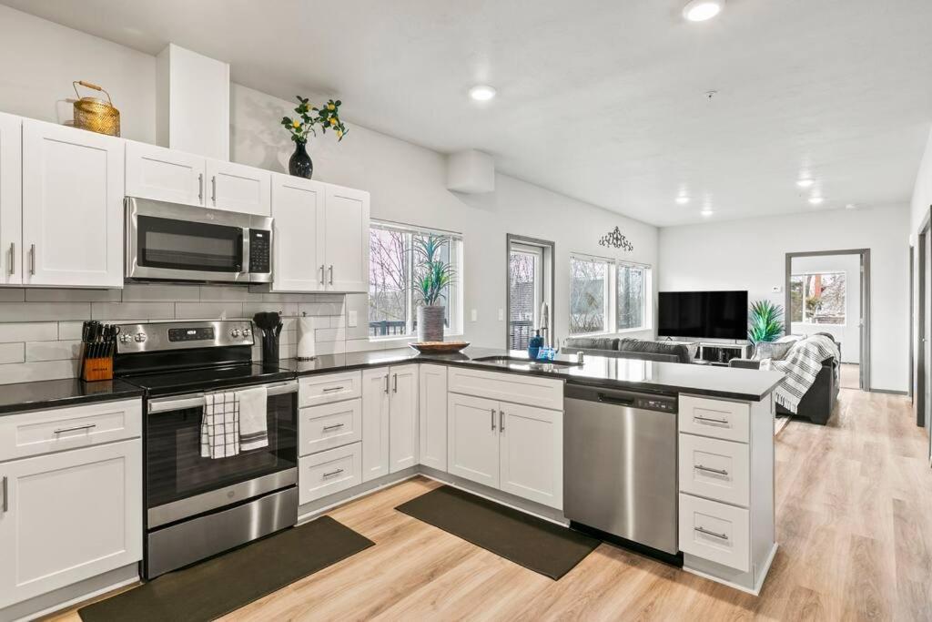 Spacious New 2 Bed 2 Bath Apt By Downtown سبوكين المظهر الخارجي الصورة