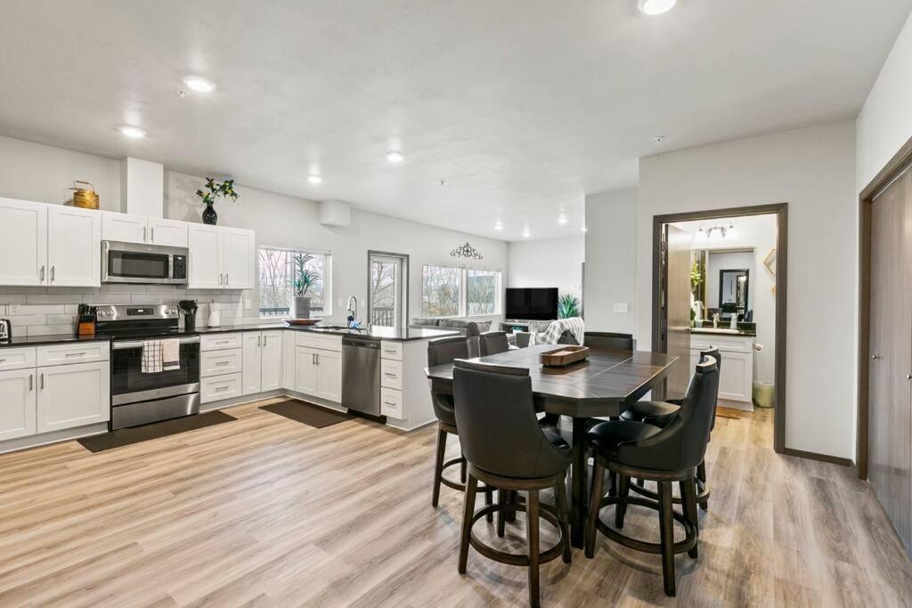Spacious New 2 Bed 2 Bath Apt By Downtown سبوكين المظهر الخارجي الصورة