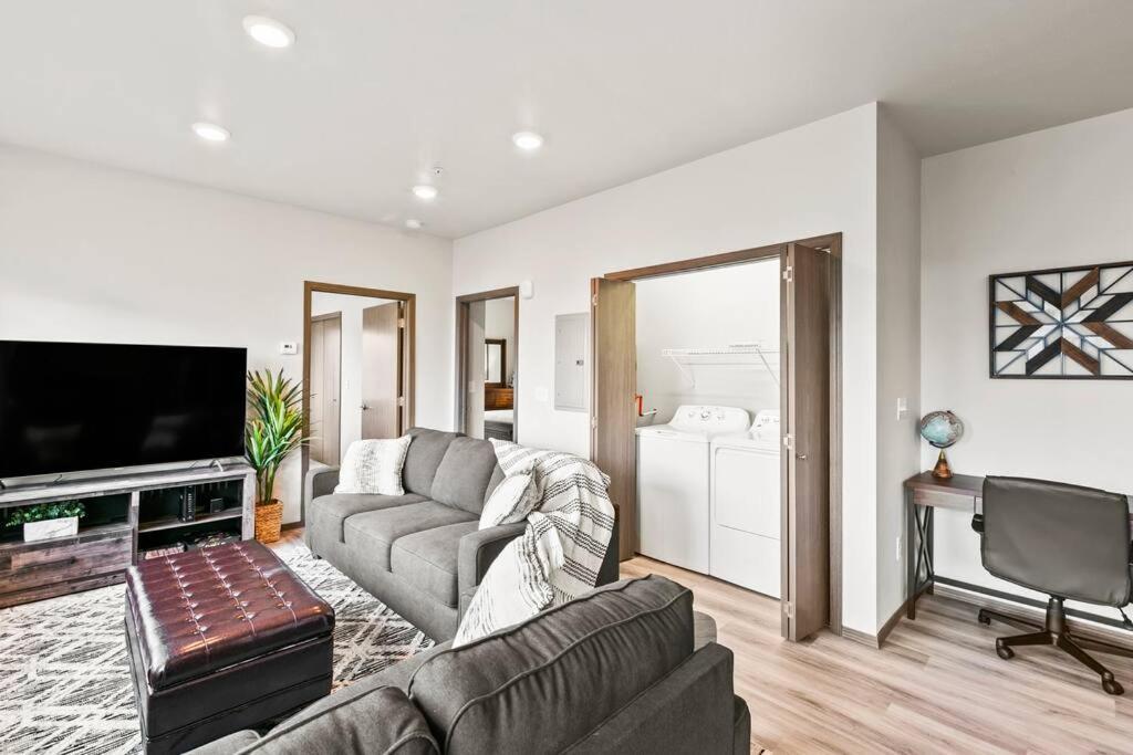 Spacious New 2 Bed 2 Bath Apt By Downtown سبوكين المظهر الخارجي الصورة